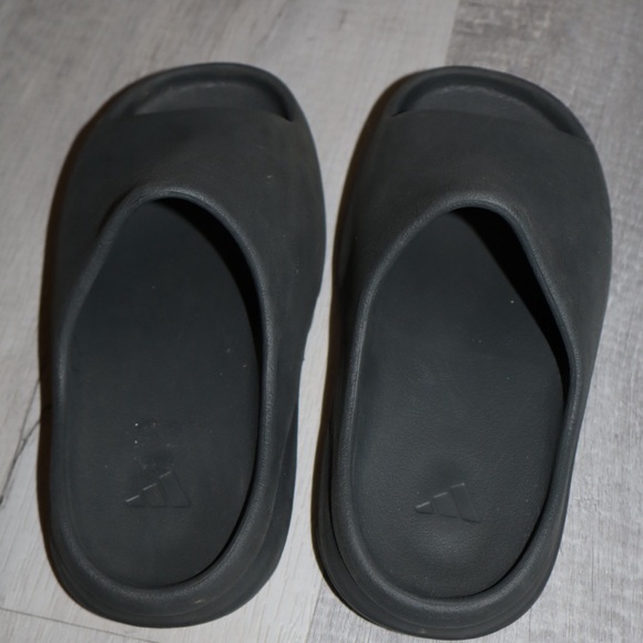 Adidas Yeezy Slide in Dark Onyx - Picture 5 of 5